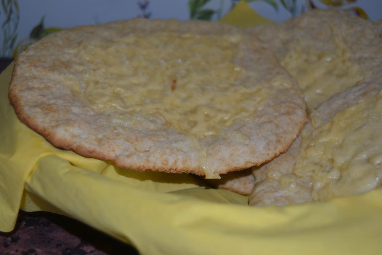 Czosnkowe chlebki naan