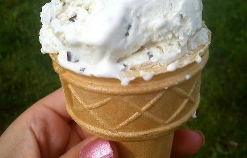 Lody jogurtowe straciatella