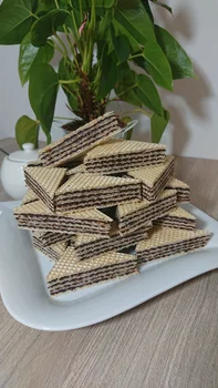 Domowe wafle kakaowe z masą z mleka w proszku