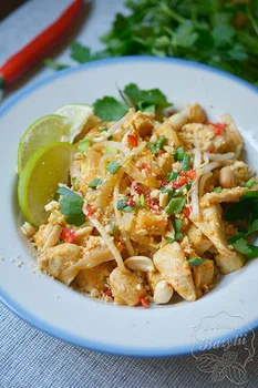 Makaron Pad Thai z kurczakiem i tofu