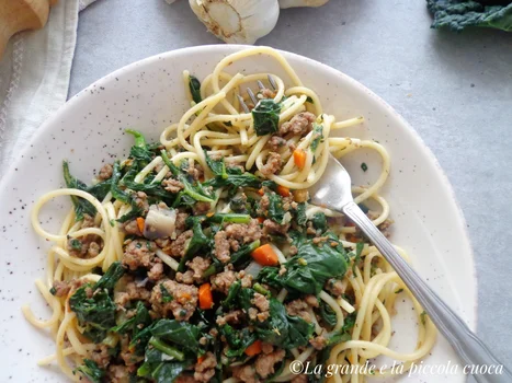 Spaghetti z ragù z jarmużem