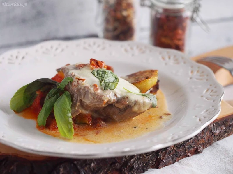 Szybki kurczak z suszonymi pomidorami i mozzarellą
