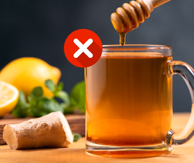 Dlaczego nie należy dodawać miodu do gorącej herbaty?