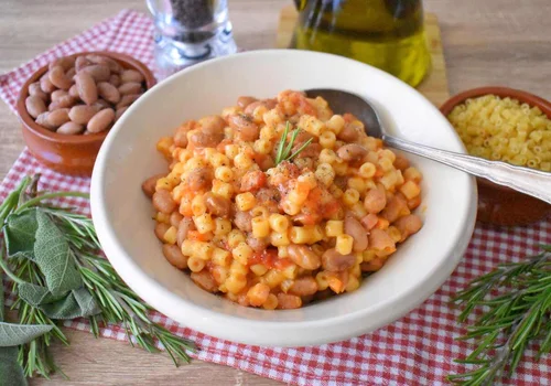 Pasta e fagioli - tradycyjne włoskie danie z makaronem i fasolą