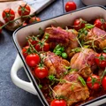 Roladki z podudzi kurczaka nadziewane mozzarella i suszonymi pomidorami