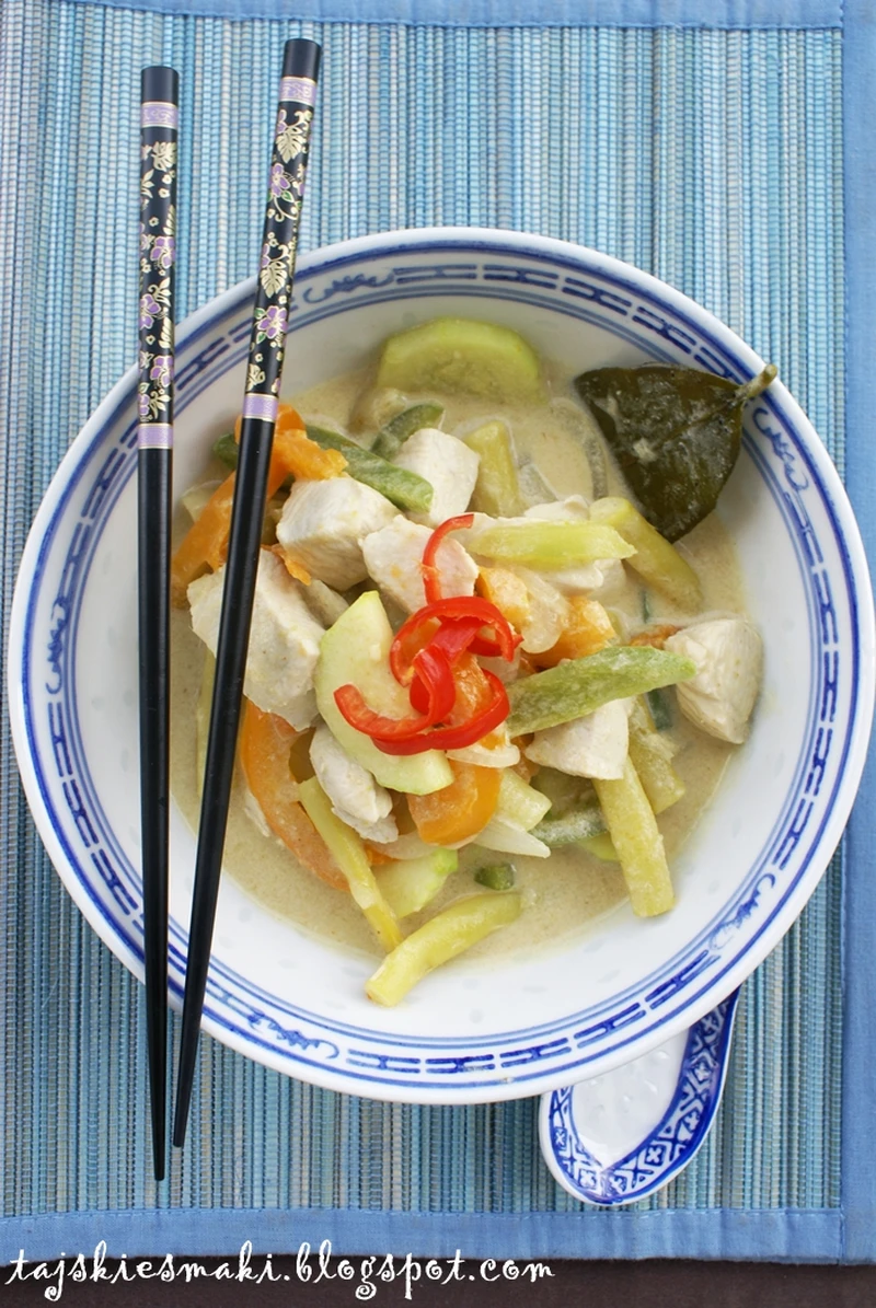 Zielone curry z cukinią, fasolką szparagową i kurczakiem