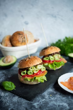 Domowe hamburgery z wędzonym łososiem