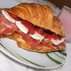 Croissanty z camembertem, szynką szwarcwaldzką i żurawiną