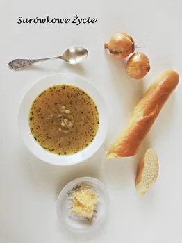 Zupa cebulowa z tymiankiem podana z bagietką i serem zółtym