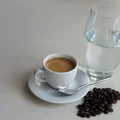 Dlaczego kawę podaje się często ze szklanka czystej wody?