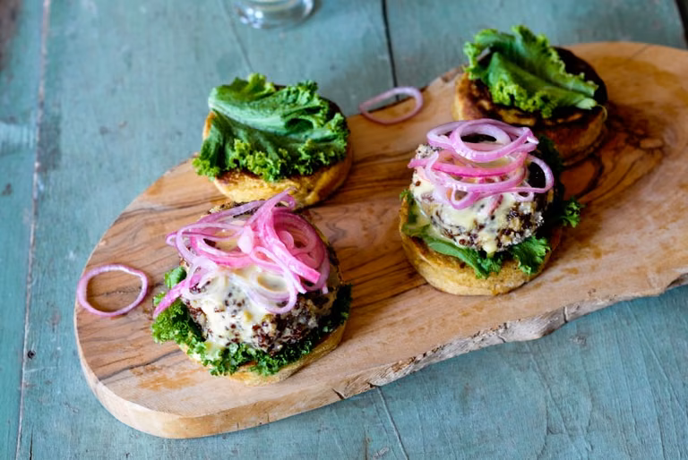 BURGERY Z QUINOI Z MARYNOWANĄ CEBULĄ
