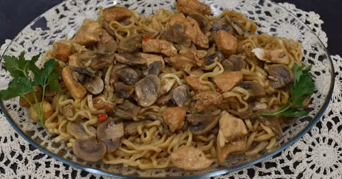 Makaron Chow Main z kurczakiem