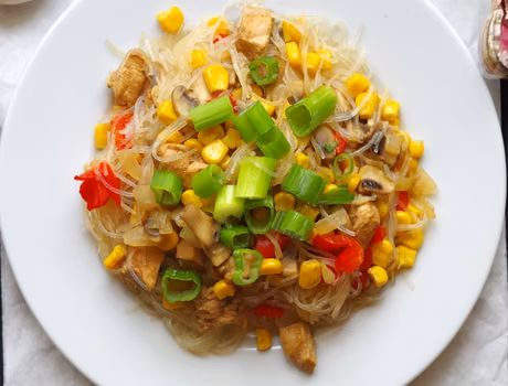 Makaron vermicelli z kurczakiem i pieczarkami