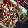 Szybkie ciasto z jogurtem, truskawkami i rabarbarem