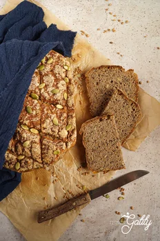 Chleb razowy pszenno-żytni na zakwasie pieczony w garnku