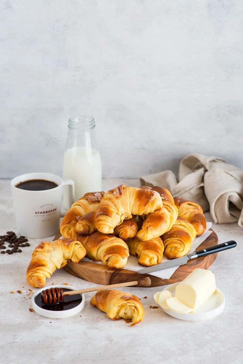 Śniadaniowe maślane croissanty