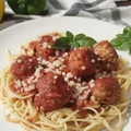 Spaghetti z pulpetami w sosie pomidorowym.
