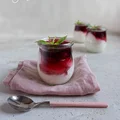 Wiśniowy deser w słoiczku