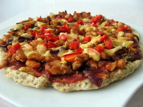 Pełnoziarnista orkiszowa pizza z kurczakiem