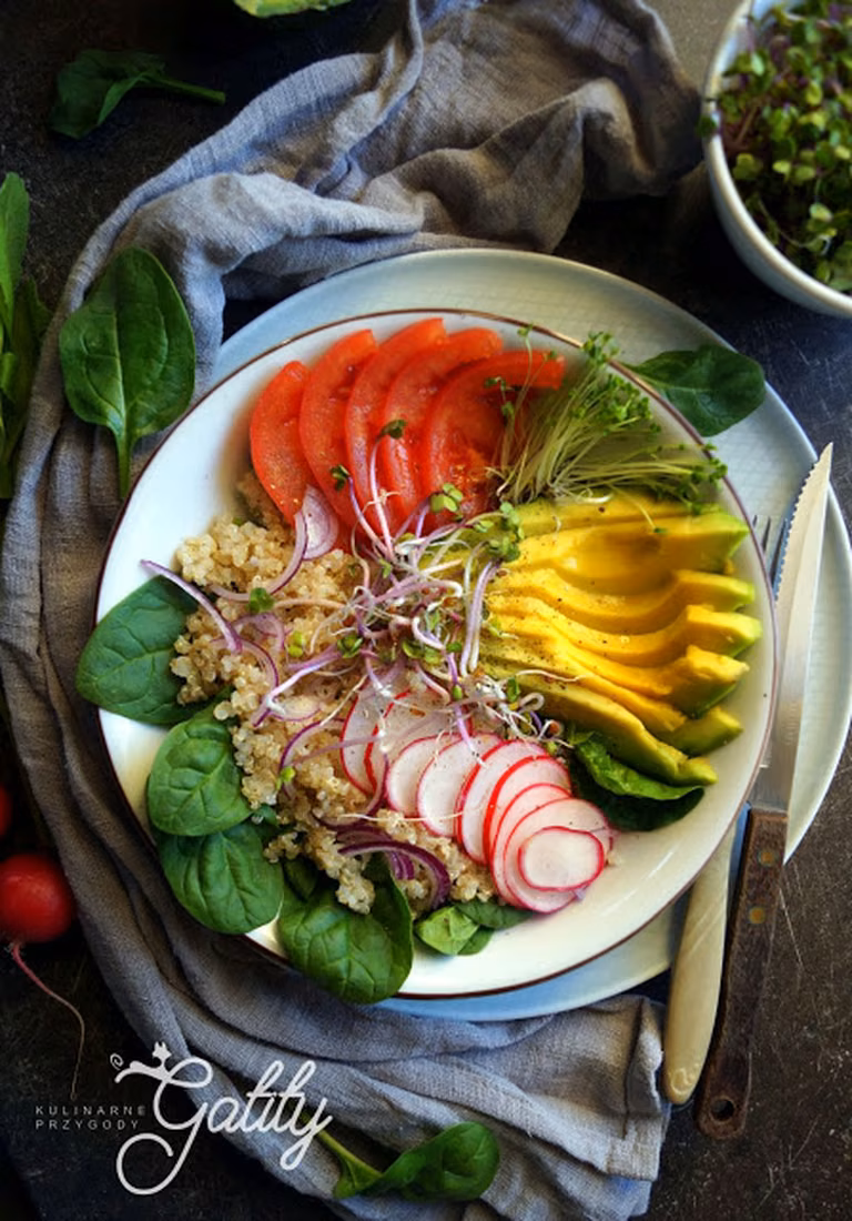 Buddha bowl: miska rozmaitości z quinoa i awokado