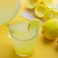 10 powodów, dla których powinieneś zacząć pić wodę z cytryną