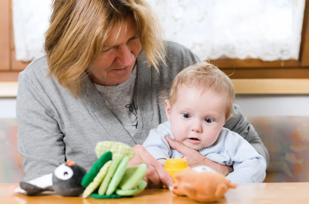 1900 zł co miesiąc dla babci opiekującej się wnukiem! ZUS już wypłaca świadczenie