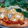 Pizza serowa ze świeżym szpinakiem