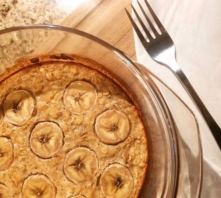 PIECZONA OWSIANKA NA JOGURCIE NATURALNYM Z BANANEM