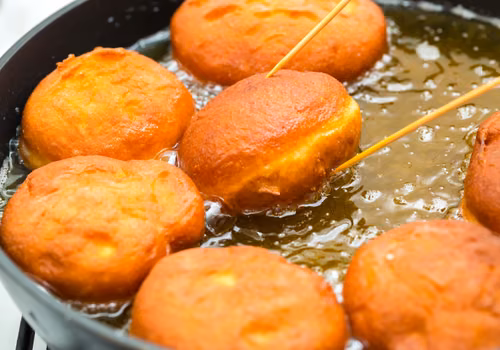 Zrób to zaraz po usmażeniu – pączki nie będą gumowe!