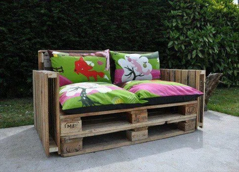 Pomysł na ogrodową sofe z palet - inspiracja