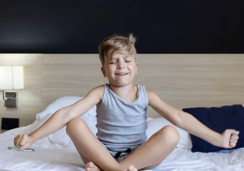 Dlaczego dzieci jesienią budzą się częściej w nocy? To wcale nie przypadek