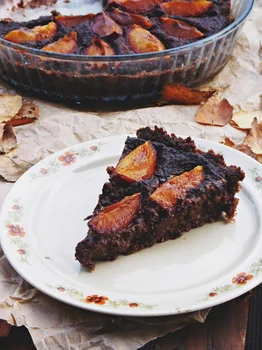 Czekoladowa tarta ze śliwkami (bezglutenowa, wegańska)