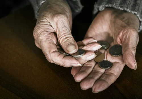 Emerytury kobiet wyższe nawet o 50%?! Odkryto błąd w systemie ZUS!