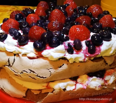 Kakaowy tort bezowy z bitą śmietaną
