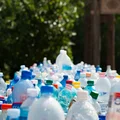 Apel do konsumentów: Zostawcie zakrętki na butelkach! To klucz do lepszego recyklingu!