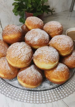 Puszyste pączki nadziewane przed smażeniem