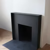 Czarny, minimalistyczny kominek
