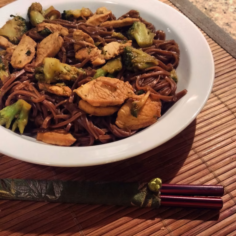 MAKARON SOBA Z KURCZAKIEM I BROKUŁAMI W SOSIE SOJOWYM