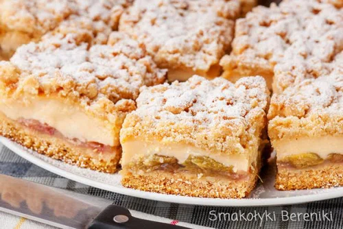 Ciasto kruche z budyniem i rabarbarem