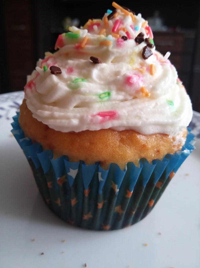 Muffinki z czekoladą i bitą śmietaną