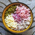 SAŁATKA RYŻOWA Z SZYNKĄ, SEREM I CEBULKĄ