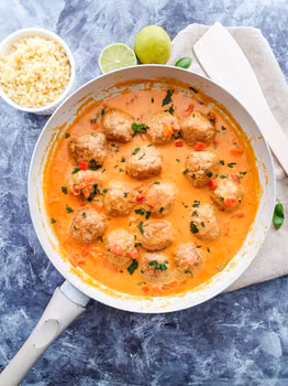 Klopsiki z indyka w orientalnym sosie curry z papryką i marchewką