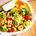 Sałatka lunchowa z tortellini i brokułami