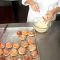 Kiedy nadziewać pączki? Większość robi to źle, przez co nadzienie wypływa!