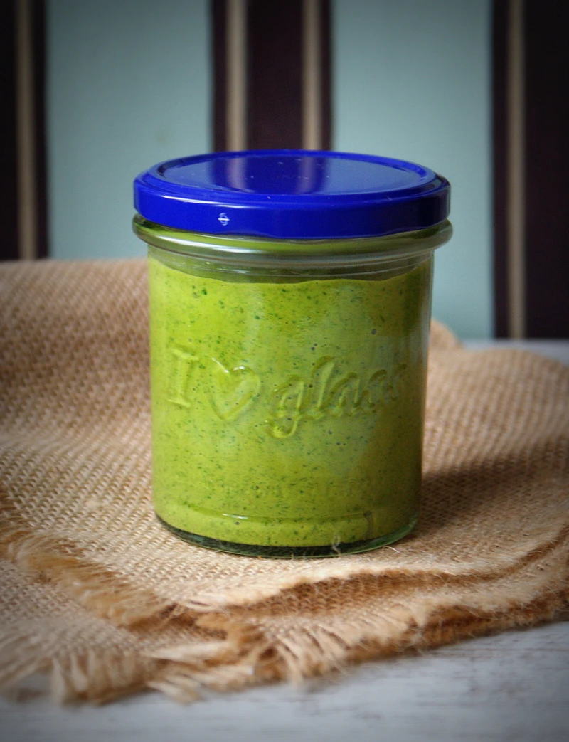 Pesto z zielonej pietruszki i orzechów włoskich