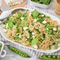 Sałatka makaronowa z groszkiem, rukolą i serem feta
