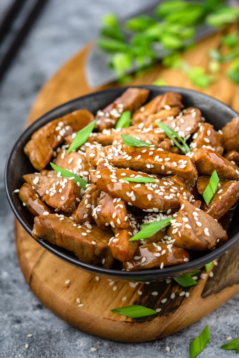 Pikantna wieprzowina w sosie sriracha (6 składników)