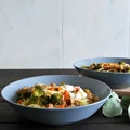 Makaron z brokułami, marchewkami, pietruszkami, korniszonami i mięsem