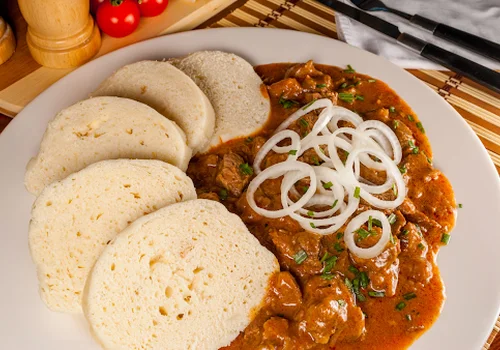 Tradycyjny czeski gulasz z knedlami! Rozgrzewające danie pełne smaku!