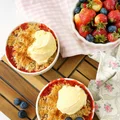 Crumble z rabarbarem i truskawkami